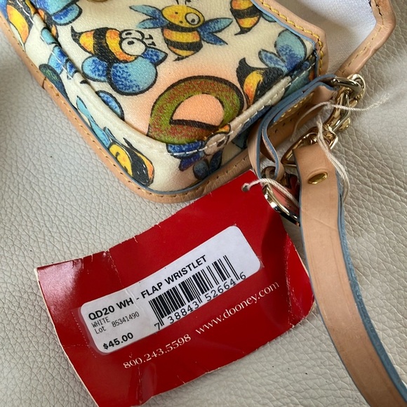 NWT Dooney & Bourke Bee Flat Wristlet Clutch - Picture 4 of 5